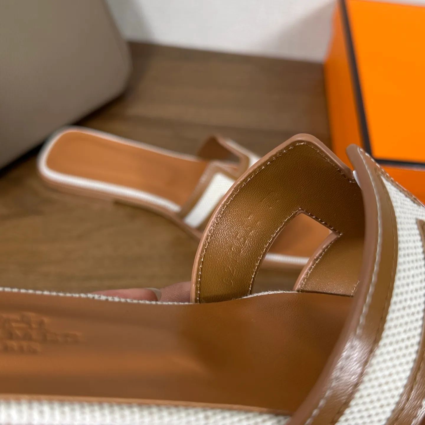 👟👟Ex-factory price 440👟👟 Hermes Hermes H slippers Oasis sandals series——————————Fashionable and versatile Super comfortable Every detail is made to the extreme Original swift calfskin Original 1:1 exclusive private mold upper/original leather outsole ▪️Packaging: Each pair of shoes comes with packaging ▪️SIZE: 35~42 (.40.41.42 customization is non-refundable and non-exchangeable)